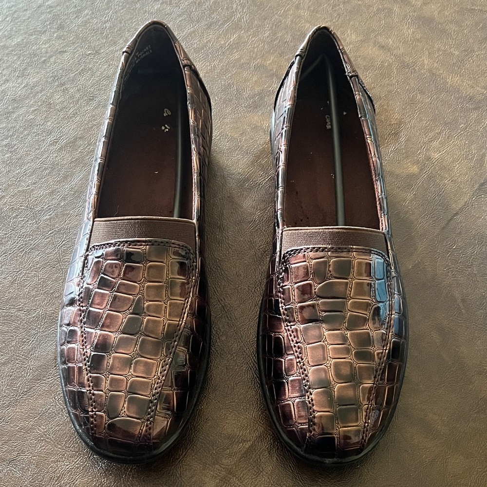 Women’s Easy Street Patent Copper Flat Shoes 7 1/2
